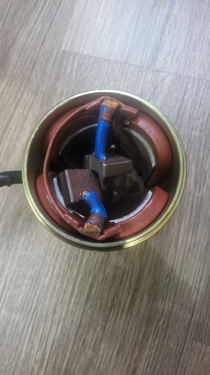 Cuộn kích từ và chổi than bên trong vỏ đề County D4DD 3616045700